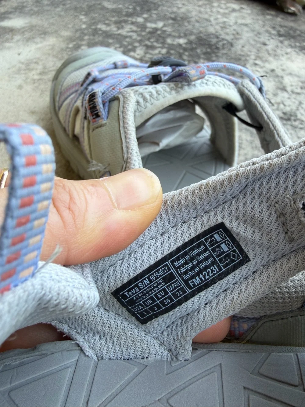 Teva kids Manatee Light Gray Sport Sandals with Pastel Stripe Webbing Sz-4.  F